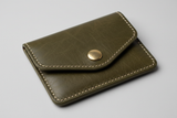 Executive Mini Porte-Cartes in Mosswood Terrain Olive, leather and hardware close-up